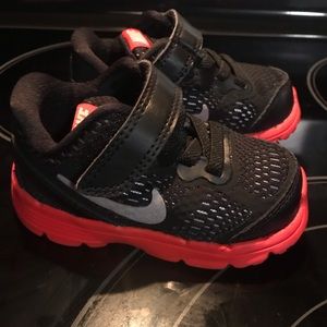 Baby boys size 4 Nike sneakers